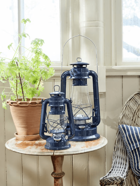 Storm Lantern small Blå Fra Strömshaga - En lykt i klassisk design som passer perfekt i b&aring;thuset, p&aring; torpet eller til strandhanget for maksimal koselig atmosf&aelig;re.