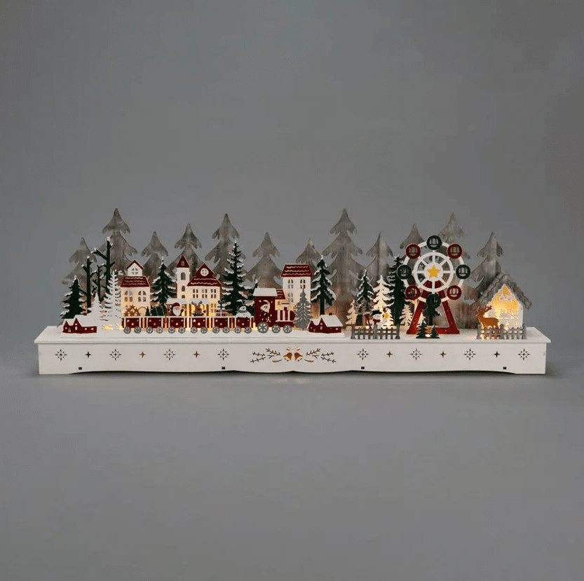 Nisseby LED 25cm Flerfarget Fra Konstsmide - Santa Village er utstyrt med en timer for 6 timer drevet av 2 AA-batterier (ikke inkludert).