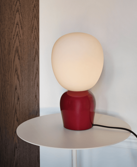 Buddy 34cm Burgunder bordlampe Fra Belid - Med sin jevne gl&oslash;d og sofistikerte design blir Buddy en naturlig del av hjemmet, en f&oslash;lgesvenn som sprer lys og karakter i generasjoner fremover.