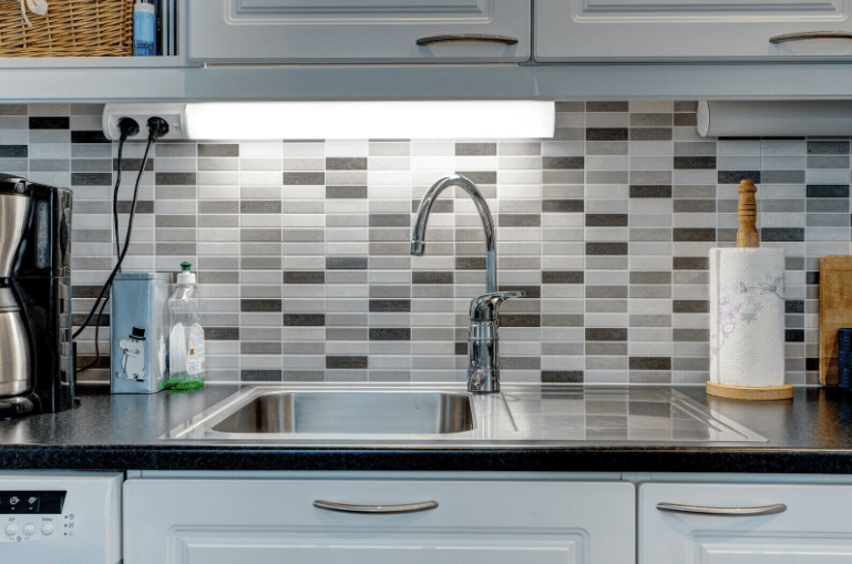 Handy Stikkontakt 110cm Hvit Fra Airam - Handy er en popul&aelig;r arbeidsplass-/benkelampe som er ment som generell belysning i kj&oslash;kken, vaskerom og vaskerom.