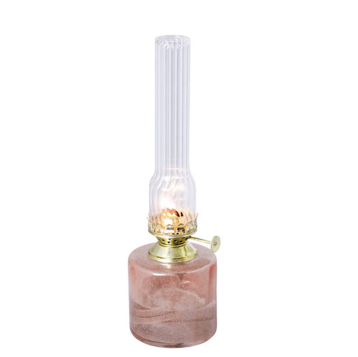 Kerosene lamp elvira small Rosa Fra Strömshaga - Lampen er laget av 50-60 % resirkulert glass og passer med veke artikkelnummer 116210 og brennere med artikkelnummer 139420G eller 121800G.