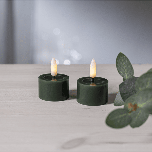 LED Telys Flamme Flow Grønn Fra Star Trading - Lyset har en blank dip under flammen, denne overflaten ser ut som flytende voks, noe som gjør lyset enda mer naturtro i kombinasjon med den naturtro Flamme-flammen i varmt hvitt lys.