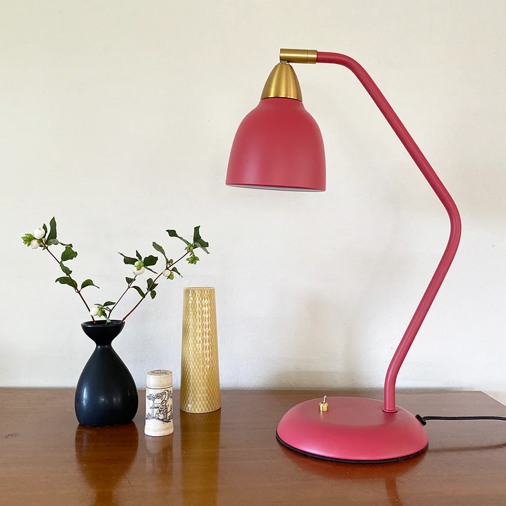 Urban 45cm RØD skrivebordslampe Fra Superliving - Med Urban f&aring;r du en lampe som ikke bare lyser opp rommet ditt, men ogs&aring;; innredningen din!