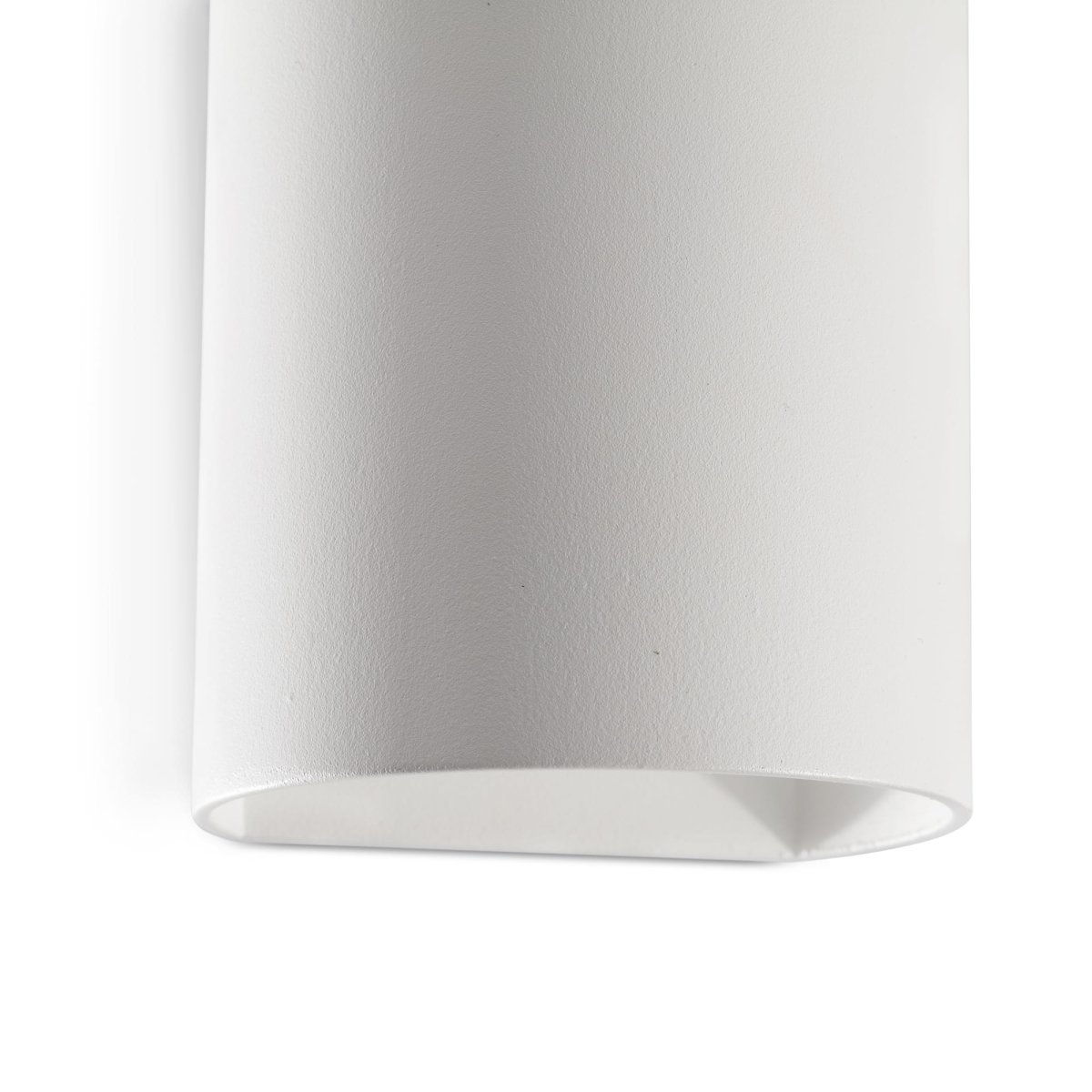 Sole 10cm Hvit vegglampe Fra Faro Barcelona - Den er tilgjengelig i to st&oslash;rrelser og kan gi lys i &eacute;n eller to retninger, noe som gj&oslash;r den ideell for ganger, trapper og mindre rom.