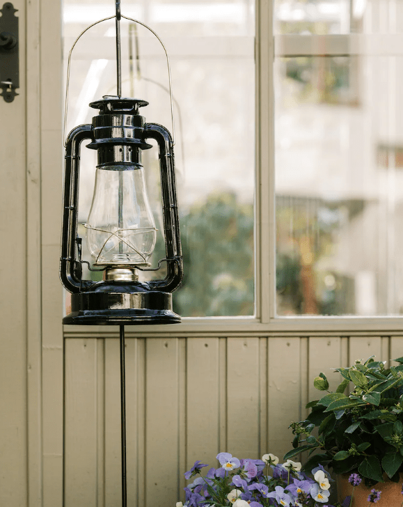 Storm Lantern big Svart Fra Strömshaga - En parafinlampe i klassisk design som blir en fin interi&oslash;rdetalj og gir en vakker gl&oslash;d b&aring;de ute og inne.