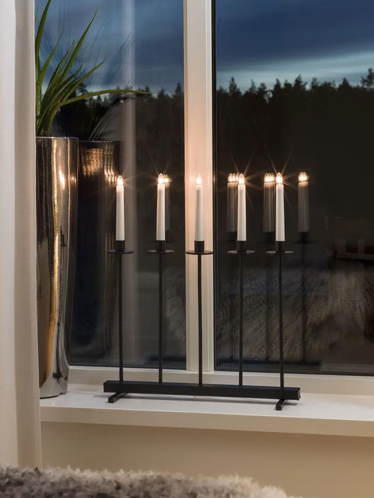 Candelabra 5 Lights Svart Fra Konstsmide - Den minimalistiske designen kombinerer eleganse og enkelhet, og gj&oslash;r den til en perfekt interi&oslash;rdetalj i b&aring;de klassiske og moderne hjem.