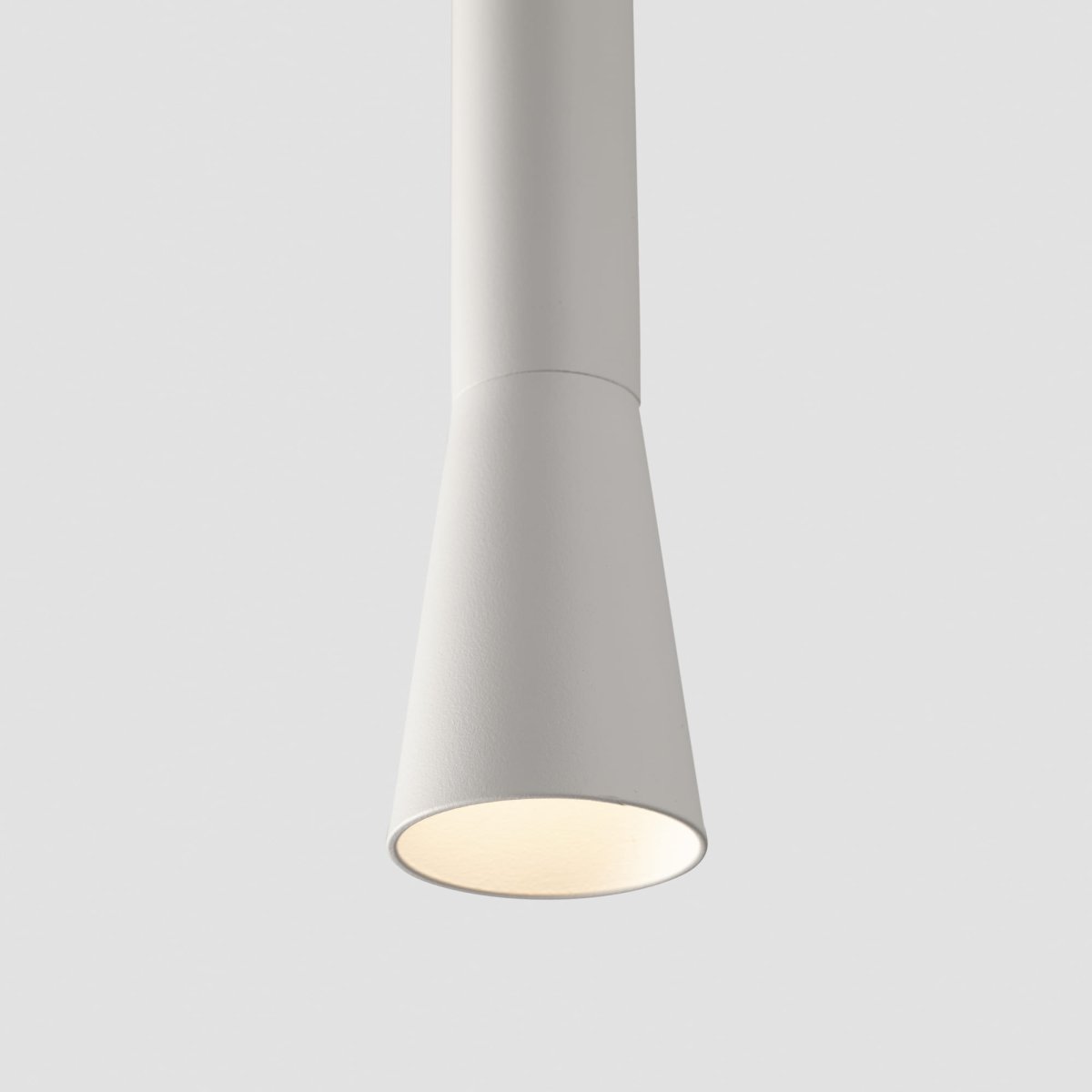 Nina Ø4 Hvit Taklampe Fra Faro Barcelona - Nina er en hvit pendellampe med integrert LED-teknologi og et stilig, minimalistisk design.