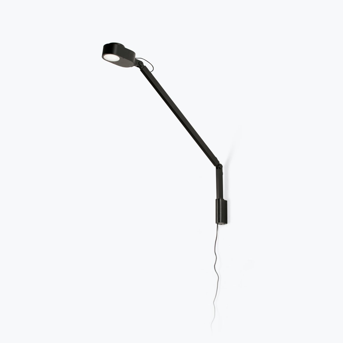 Inviting 86cm Svart vegglampe Fra Faro Barcelona - Inviting er en svart vegglampe med justerbar arm, designet for &aring; gi optimal lyskomfort n&aring;r du leser, jobber eller studerer.