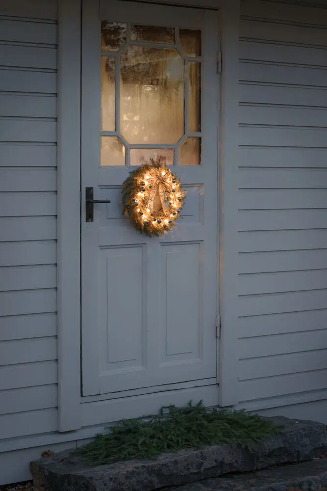 Grankrans Ø40 Grønn Fra Konstsmide - Vakker julekrans med 25 gule LED-lys, dekorative kuler, sl&oslash;yfe og teksten &laquo;God jul&raquo;.