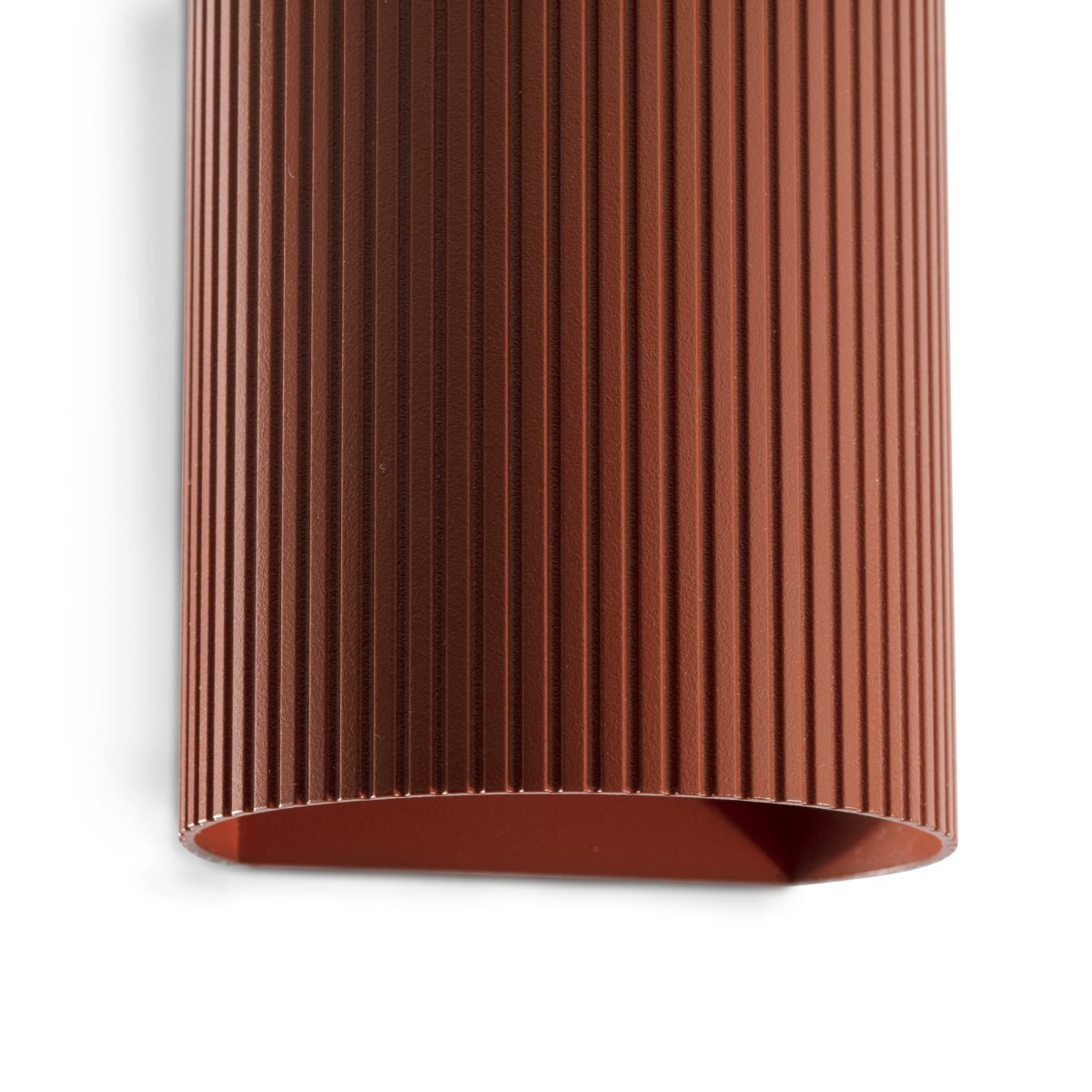 Sole 10cm Terrakotta riflet vegglampe Fra Faro Barcelona - Den er tilgjengelig i to st&oslash;rrelser og kan avgi lys i &eacute;n eller to retninger &ndash; perfekt for ganger, trappeoppganger og mindre rom.