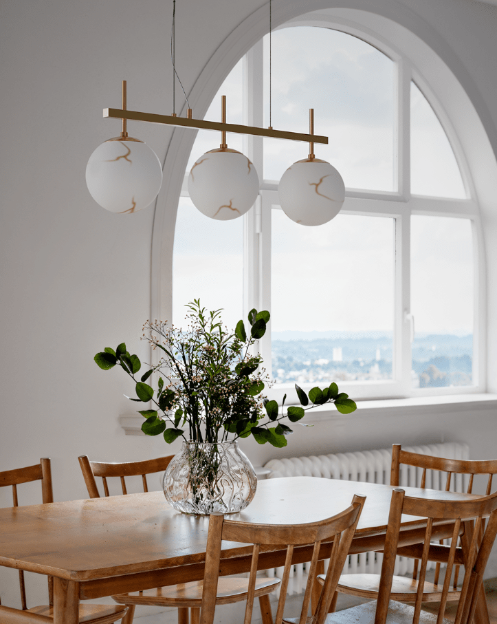 Bellagio 82cm Messing Taklampe Fra By Rydéns - Med sitt marmorerte glass og elegante messingdetaljer gir den et eksklusivt og tidl&oslash;st preg til hjemmet ditt.