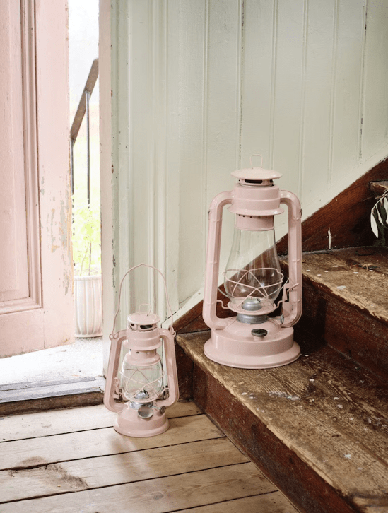 Storm Lantern big Rosa Fra Strömshaga - En lykt i klassisk design som blir en fin interi&oslash;rdetalj og gir en vakker gl&oslash;d b&aring;de ute og inne.