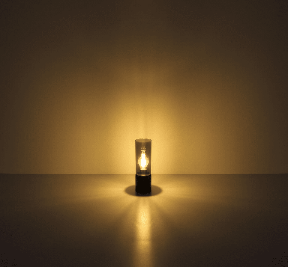 Annika 30cm Svart bordlampe Fra Globo Lighting - Denne stilige lampen har en rund, svart base og en sylinderformet skjerm i eksklusivt r&oslash;kt glass.