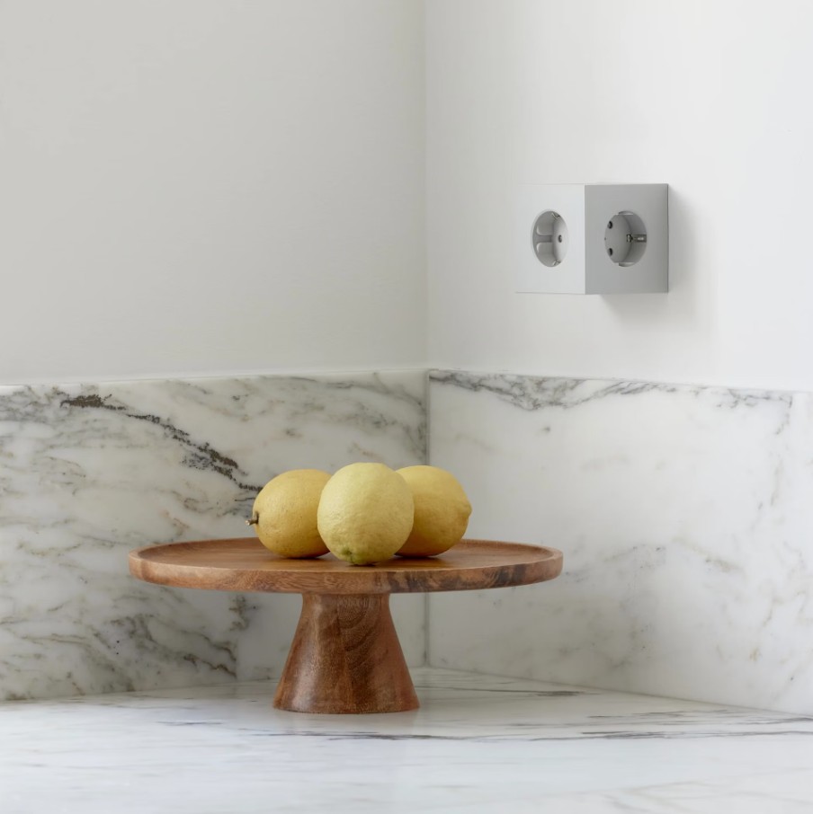 Square 2 Socket extender with 30W Dual USBC Grå Fra Avolt - Stikkontaktforlenger fra Avolt med stilig design med en kube laget av resirkulert plast og en magnetisk plate i bunnen slik at den kan henges p&aring; veggen.
