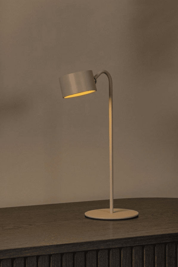 Jolan 36cm Taupe bærbar Fra Lucide - Lampehodet er avtagbart og kan derfor brukes p&aring;; lampefoten, veggplaten eller klemmen avhengig av hva du trenger av lys til gangen.