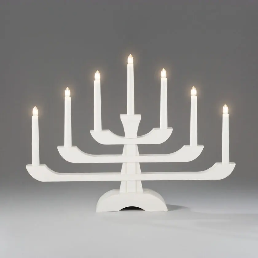 Candelabra 7 Lights Hvit Fra Konstsmide - Med sine tre stilige niv&aring;er og syv varmhvite lys, kombinerer den klassisk sjarm med moderne design.