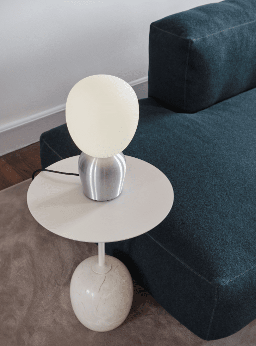 Buddy 34cm Polert aluminium bordlampe Fra Belid - Med sin jevne gl&oslash;d og sofistikerte design blir Buddy en naturlig del av hjemmet, en f&oslash;lgesvenn som sprer lys og karakter i generasjoner fremover.