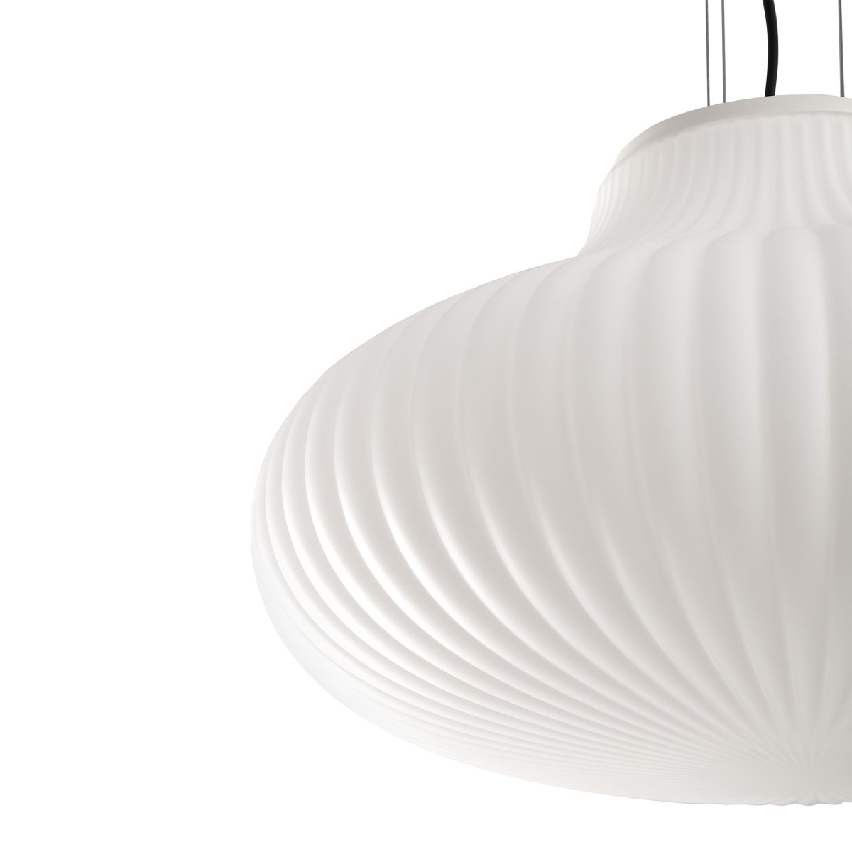 Isabelle Ø50 Hvit Taklampe Fra Faro Barcelona - Det opalhvite glasset sprer et varmt og behagelig lys, mens overflaten leker med skygger og skaper et livlig uttrykk.