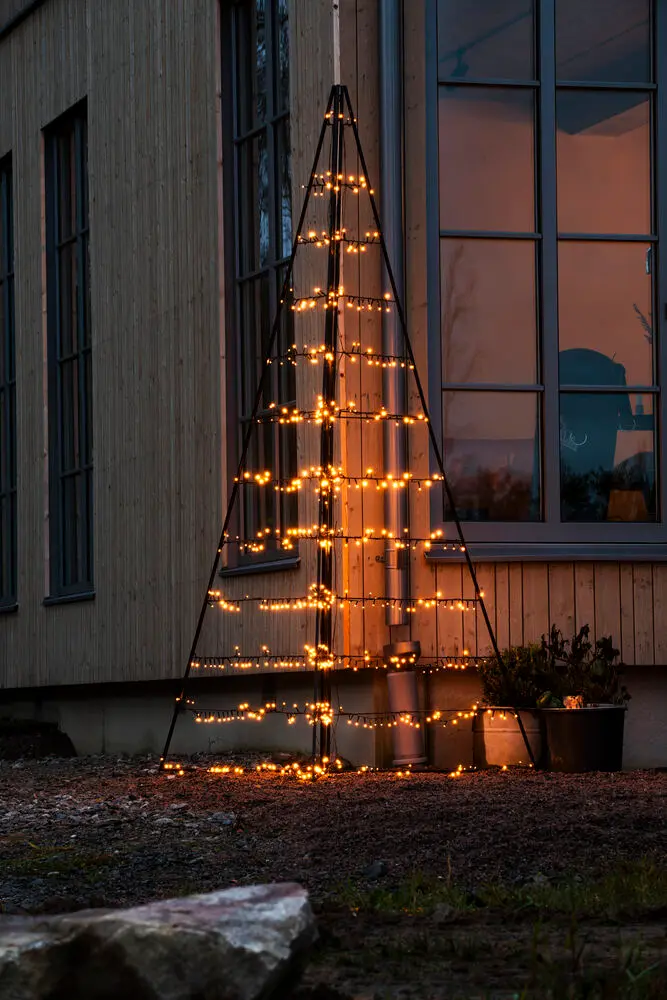 Metalldekorasjon Pyramide 240cm Svart Fra Konstsmide - Med 651 varme ravfargede LED-lys sprer den en elegant gl&oslash;d og skaper en magisk atmosf&aelig;re.