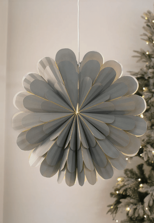 Marigold Ø60 Grå Fra Markslöjd - Marigold Stars Gr&aring; 60 cm er en stilig og moderne hengende julestjerne fra den popul&aelig;re Marigold-serien.