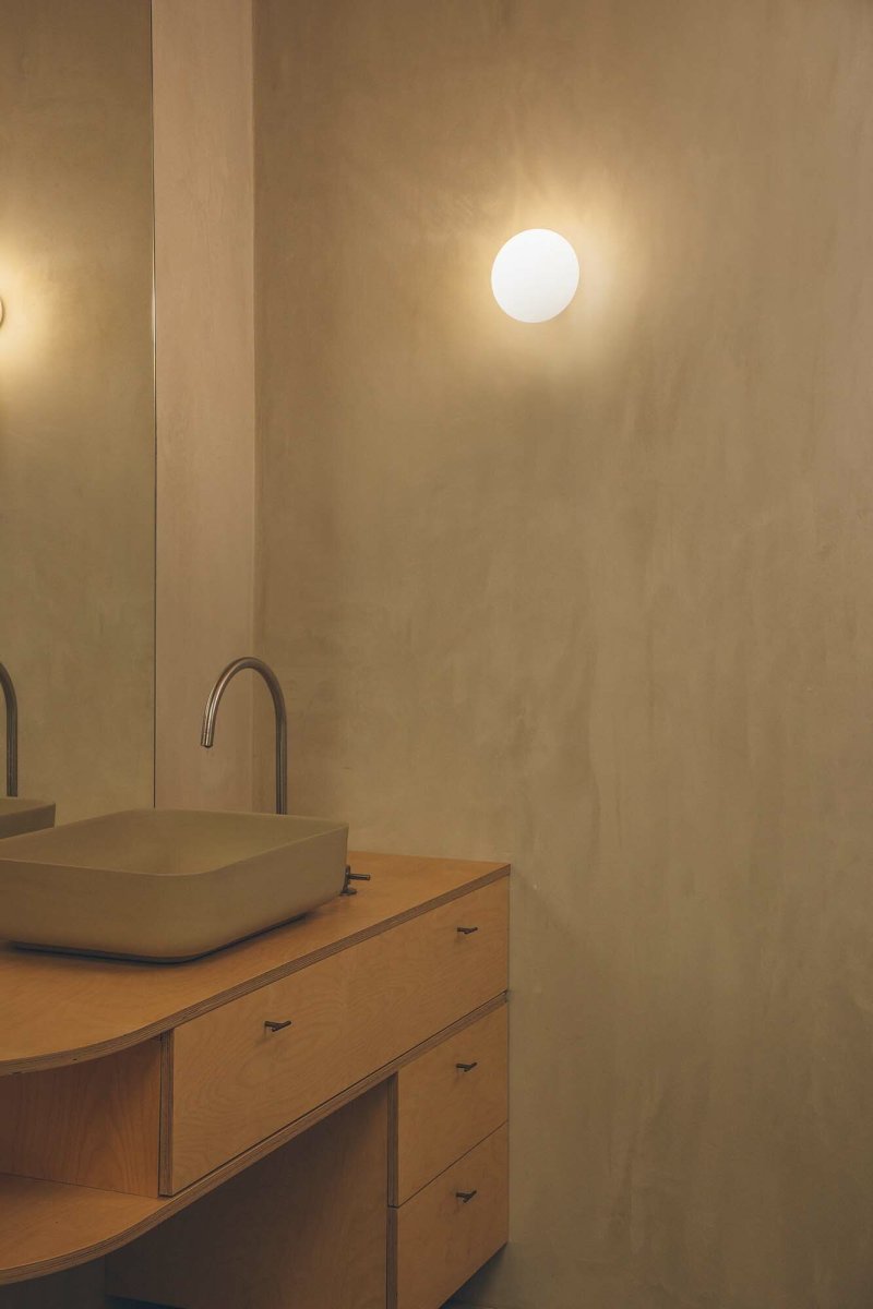 Nubo Ø12 Hvit baderomslampe Fra Faro Barcelona - Den varme lysfargen (2700K) skaper en hyggelig og innbydende atmosf&aelig;re &ndash; en harmonisk kombinasjon av form, funksjon og stemning.