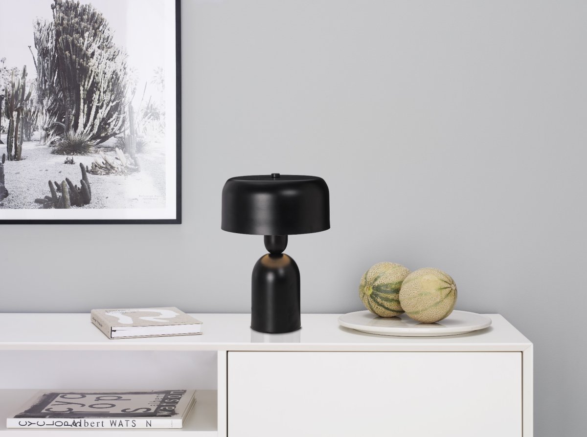 Muza 32cm Svart bordlampe Fra Cottex - Muza bordlampe i sort metall har et moderne og minimalistisk design som passer perfekt som aksentbelysning i alle rom.