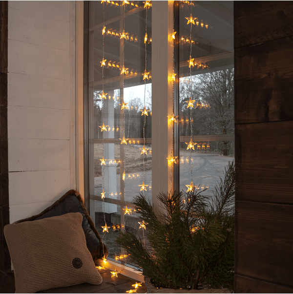 Lysgardin Star 2m Gjennomsiktig Fra Star Trading - Nydelig lysgardin med varmhvit gl&oslash;d for innend&oslash;rs bruk.