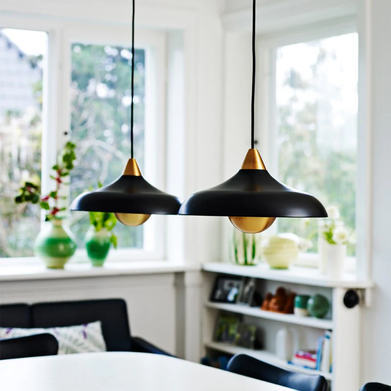 Urban Wide Ø36 Svart Taklampe Fra Superliving - Forbedre hjemmet ditt med den moderne Urban Wide pendellampen, en stilig kombinasjon av matt svart finish og elegante messingdetaljer.