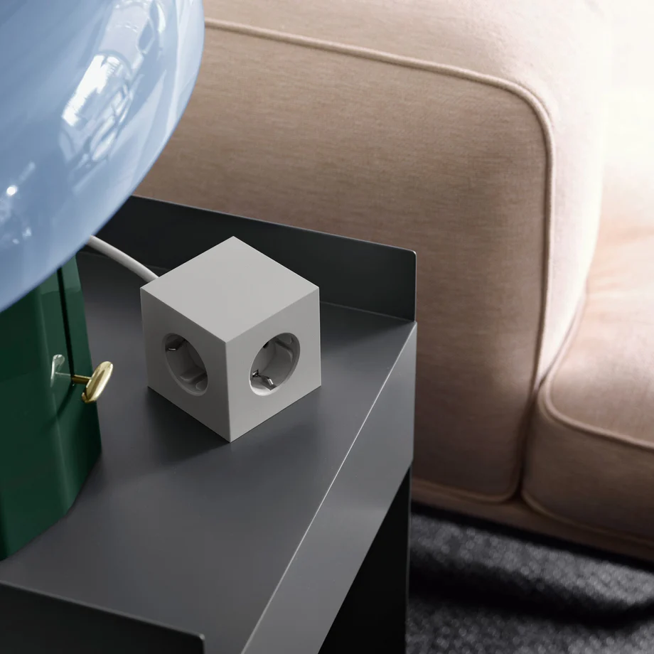 Square 1 with 30W Dual USBC & Magnetic base, 3m Grå Fra Avolt - Styreskinne fra Avolt med et stilig design med lang PVC-ledning, en kube laget av resirkulert plast og en magnetisk plate i bunnen slik at den kan henges p&aring; veggen.