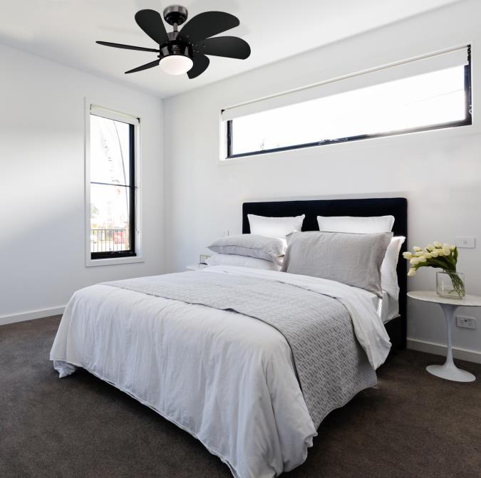 Turbo Swirl Ø76 Mørk grå Fra Westinghouse - Turbo Swirl takvifte i en blank metallisk mørk; overflate med seks sorte blader og en kuppel av opal frostet glass for belysning.