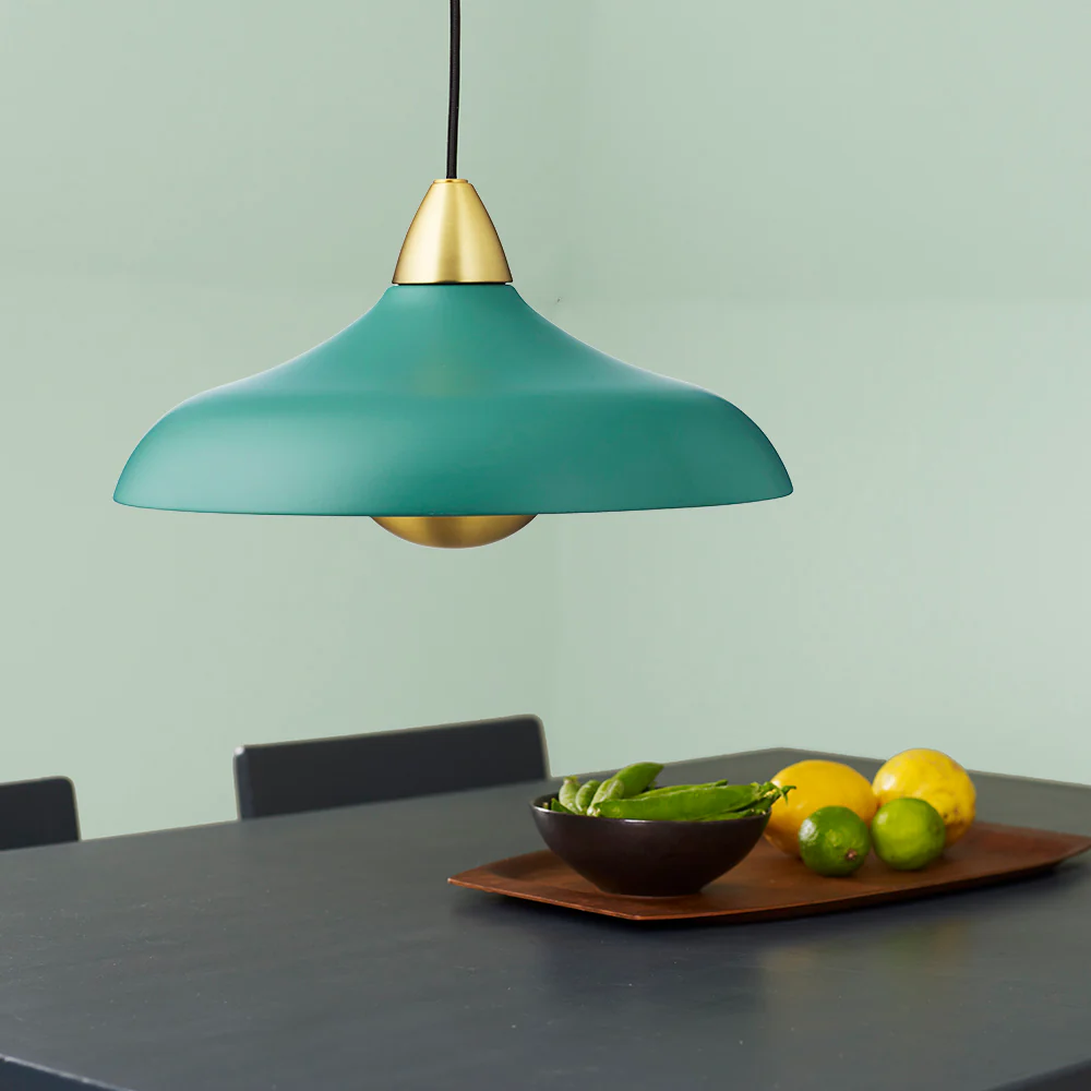 Urban Wide Ø36 Grønn Taklampe Fra Superliving - Nyt hjemmet ditt med den moderne Urban Wide pendellampen, en stilig kombinasjon av matt m&oslash;rkegr&aring; finish og elegante messingdetaljer.