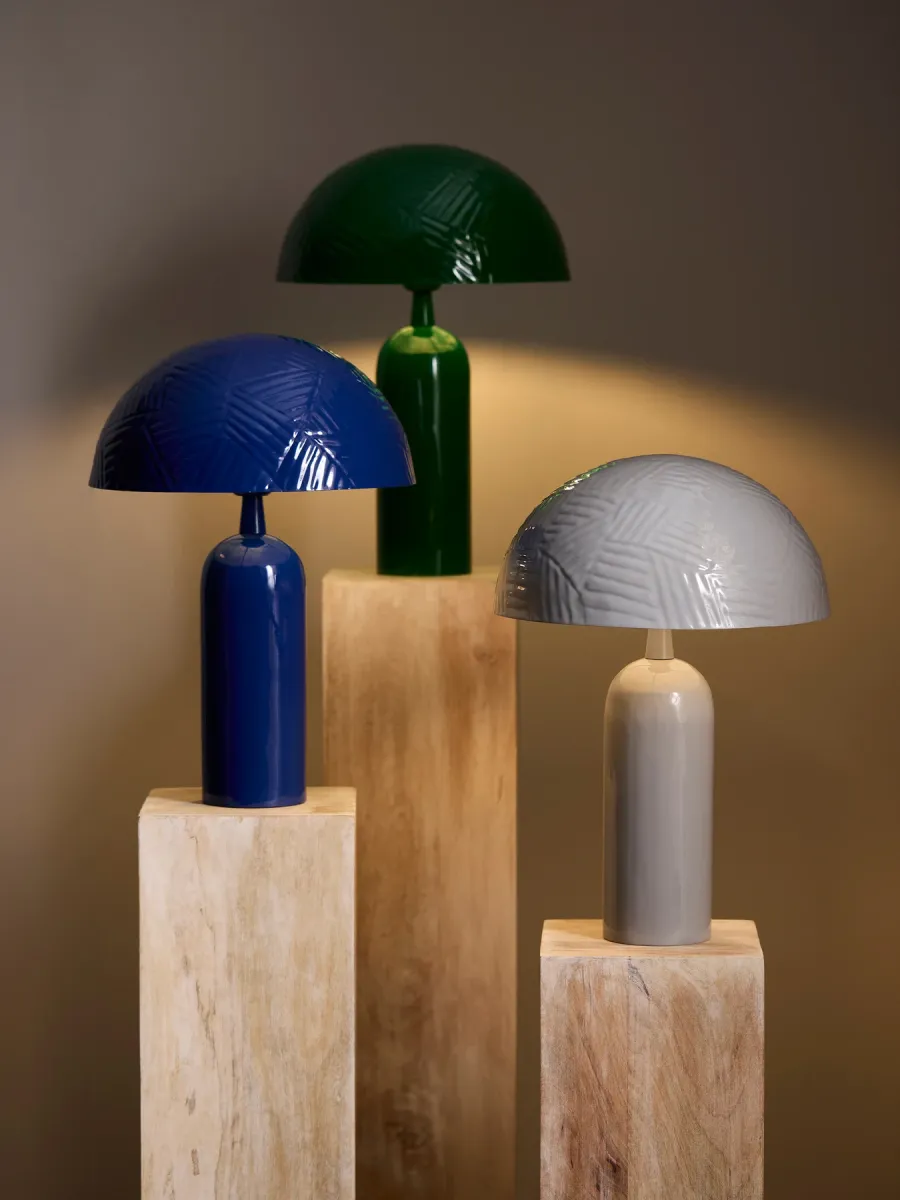 Carter 45cm Grønn bordlampe Fra PR Home - Carter er laget av metall i en blank grønn finish, skyggen er 31cm i diameter og har et dekorativt hamret mønster.