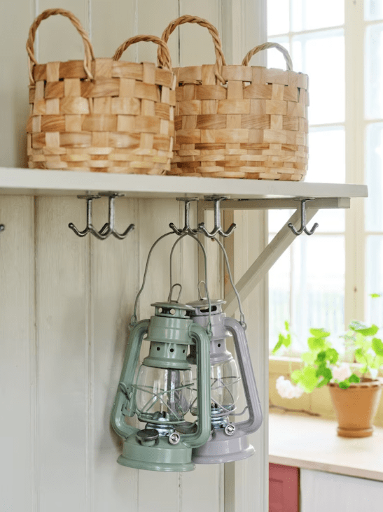 Storm Lantern small Beige Fra Strömshaga - En lanterne i klassisk design som passer perfekt i hytta, ute p&aring;&aring; trappen eller til strandhengek&oslash;yen for maksimal hygge.