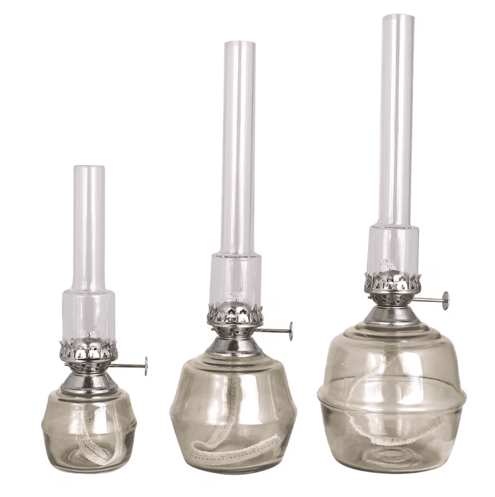 Kerosene Lamp Majken Small Grå Fra Strömshaga - Mindre parafinlampe i farget gr&aring;tt glass som skaper en vakker fargetone men samtidig gir en transparent overflate.