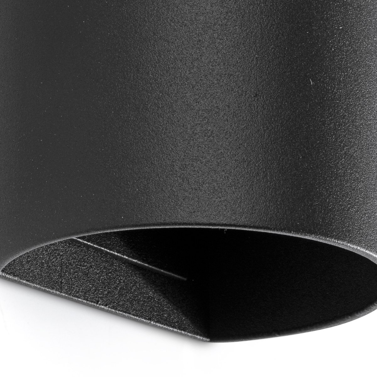Sole 15cm Svart vegglampe Fra Faro Barcelona - Den er tilgjengelig i to st&oslash;rrelser og kan lyse i &eacute;n eller to retninger, noe som gj&oslash;r den ideell for ganger og mindre rom.