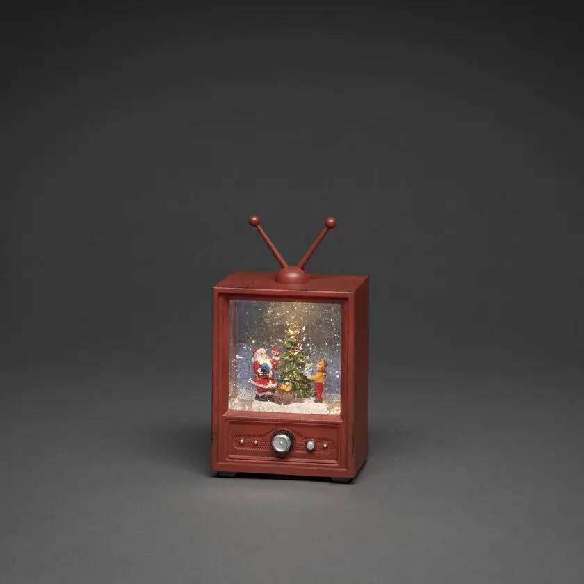 Vannfylt Lykt Formet Som TV Brun Fra Konstsmide - Denne vannfylte lykten i form av en retro-TV viser en atmosfærisk scene med nissen, en gutt og et pyntet juletre.