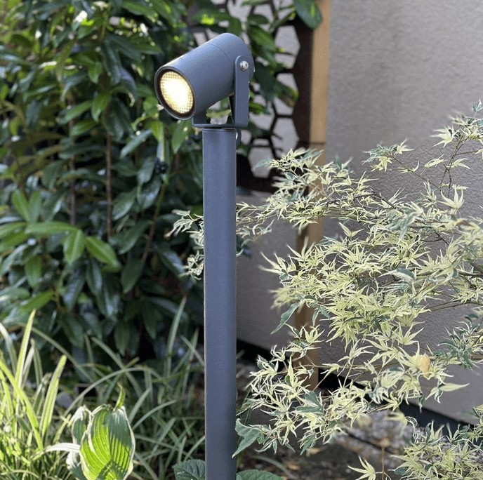 Luna65 Mørk grå Fra Lightson - &nbsp;Under vinterhalv&aring;ret n&auml;r sn&ouml;n t&auml;cker marken &auml;r Luna 65 ett utm&auml;rkt alternativ, eftersom den d&aring; kommer upp ovanf&ouml;r sn&ouml;t&auml;cket och skapar en magisk st&auml;mning i vinterlandskapet.