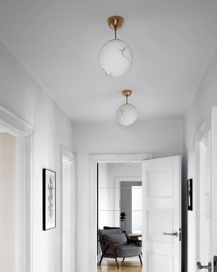 Bellagio Ø25 Messing plafond Fra By Rydéns - Lampen best&aring;r av et vakkert marmorert glass med en diameter p&aring; 25 cm, som gir et mykt og behagelig lys.