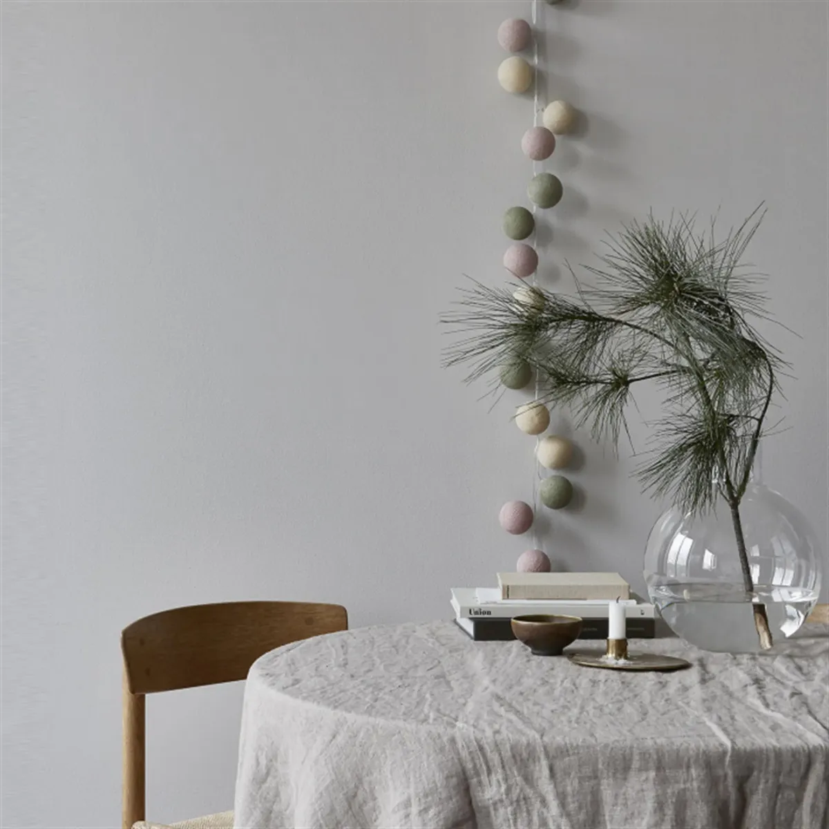 Irislights Dunes 35-lights Flerfarget Fra Irislights - Lyslenken best&aring;r av h&aring;ndlagde kuler i lysegr&oslash;nt, blekrosa og beige som slipper lyset fra LED-lenken gjennom p&aring; en diffus og stemningsfull m&aring;te.