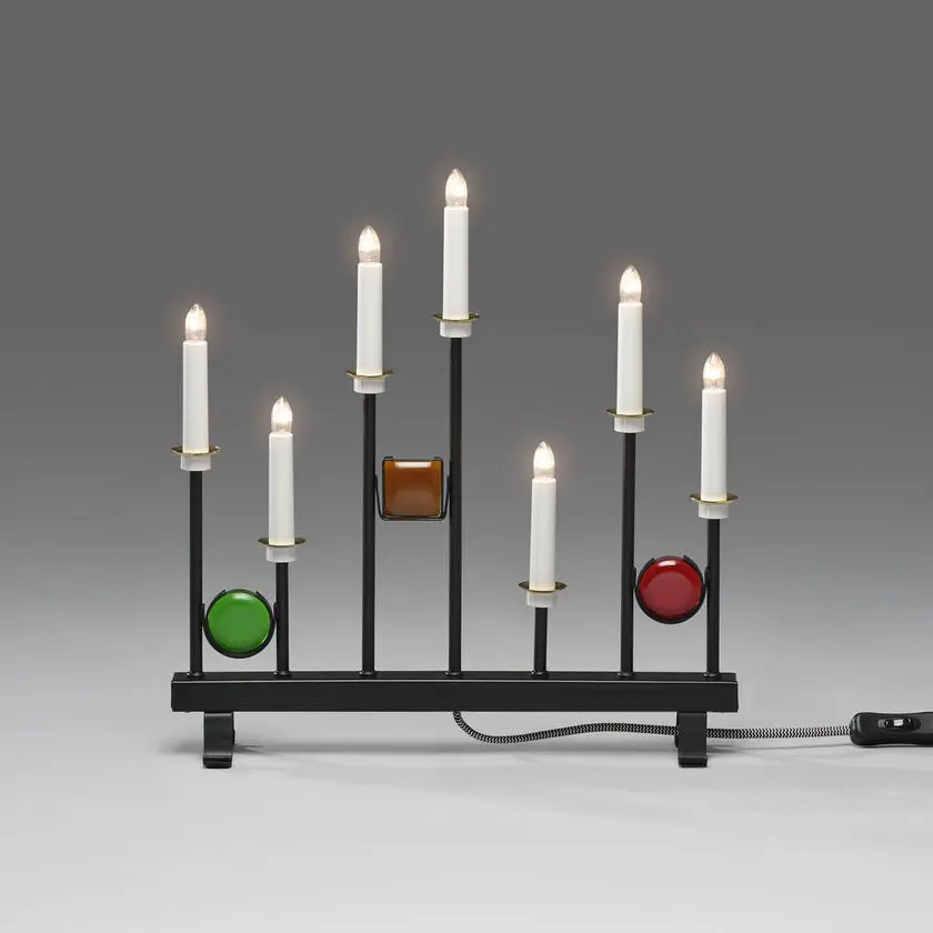 Candelabra 7 Lights Svart Fra Konstsmide - De syv lysene er innrammet av dekorative fargede glassdetaljer i gr&oslash;nt, r&oslash;dt og rav, som skaper en elegant og festlig atmosf&aelig;re.