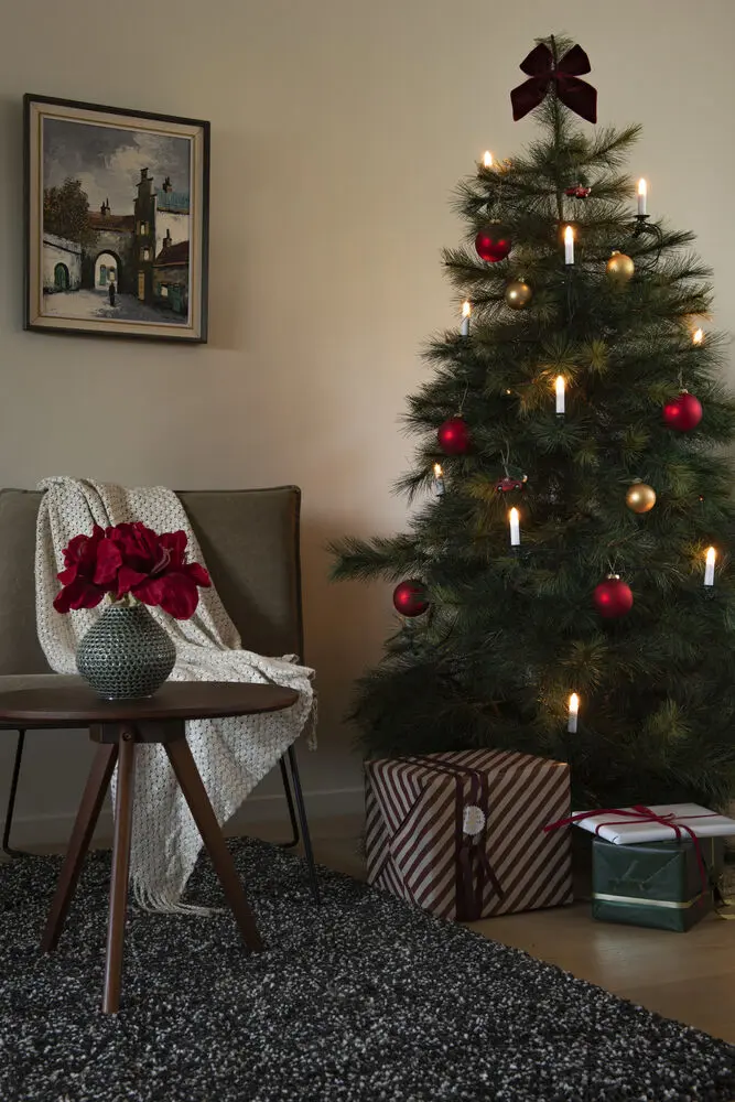 Juletrebelysning Varmhvit 16LED 12m Grønn Fra Konstsmide - Klassisk juletrebelysning for innend&oslash;rs bruk med 16 varmhvite LED-lys som gir en myk og atmosf&aelig;risk gl&oslash;d.