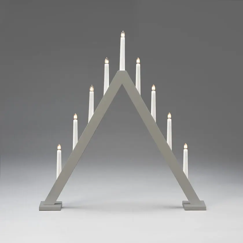 Candelabra 9 Lights Grå Fra Konstsmide - Den klassiske pyramideformen er kombinert med et minimalistisk design, noe som gj&oslash;r den til en perfekt interi&oslash;rdetalj i b&aring;de tradisjonelle og moderne hjem.