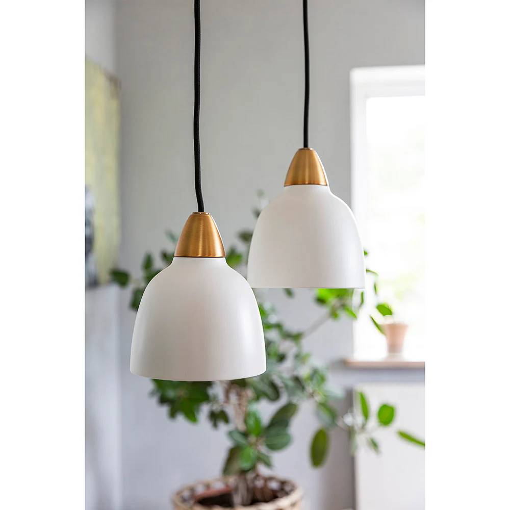 Urban Mini Ø15 Hvit Taklampe Fra Superliving - Til tross for sin mindre størrelse, leverer Urban Mini en imponerende lysspredning og fungerer like godt over kjøkkenbenken som i en koselig salong.
