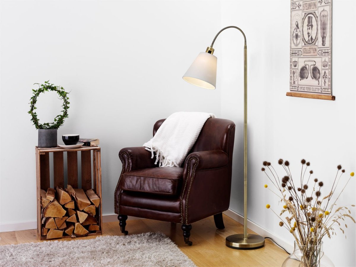 Solo Antikk messing gulvlampe Fra Cottex - Solo gulvlampe i antikk messing kommer med en hvit og svart tekstilskjerm for personlig stil.