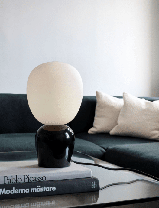 Buddy 34cm Svart bordlampe Fra Belid - Med sin jevne gl&oslash;d og sofistikerte design blir Buddy en naturlig del av hjemmet, en f&oslash;lgesvenn som sprer lys og karakter i generasjoner fremover.