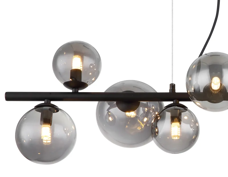 Riha 87cm Røykfarget Taklampe Fra Globo Lighting - Lampan &auml;r av mattsvart metall och ger ditt hem en lyxig och inbjudande atmosf&auml;r.