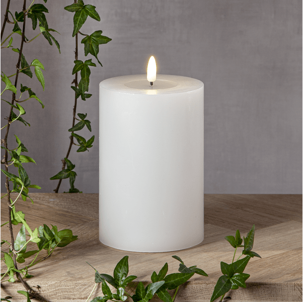 LED Blokklys Flamme Flow Big Hvit Fra Star Trading - Den har timerfunksjon og når bryteren er på; timermodusen tenner lyset i 6 timer på, 18 timer av, gjentatte ganger, med en vakker realistisk flamme i en varm hvit glød.