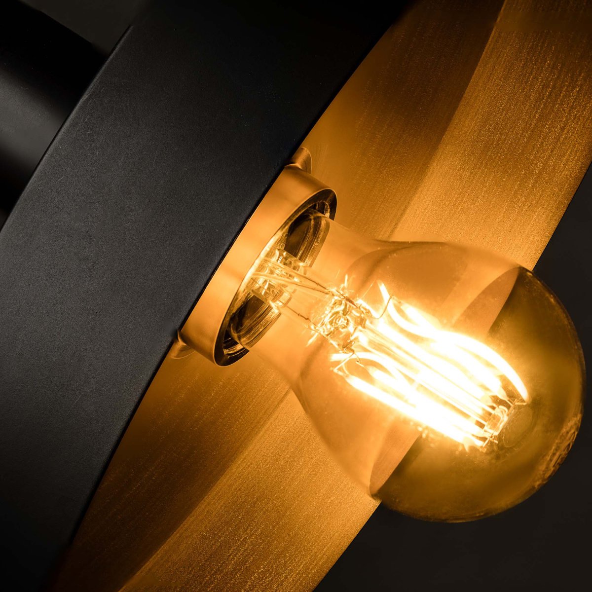 Whizz 70cm Svart vegglampe Fra Faro Barcelona - Whizz er en designserie av Christoph Friedrich Wagner som kombinerer moderne estetikk med eksklusive materialvalg.