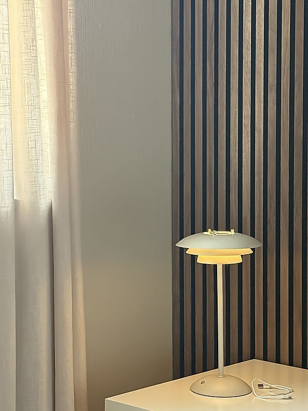 Epsilon 37cm Beige bærbar Fra Aneta Lighting - Epsilon er en elegant, b&aelig;rbar bordlampe for innend&oslash;rs bruk med tidl&oslash;st design og en ber&oslash;ringsdimmer diskret plassert p&aring; basen.