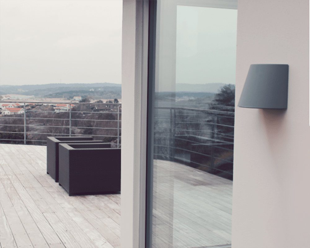 Mini Grå utendørslampe Fra Westal - Baksiden er utstyrt med to inn- og utganger og hurtigkoblingsterminal, som gjør den enkel å montere.